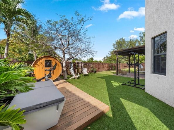 984 NW 104th Ave, Miami FL 33172