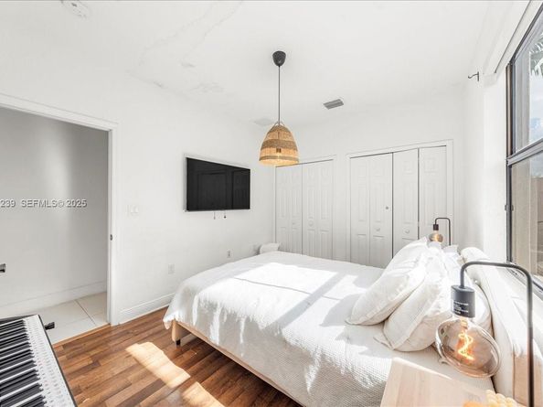 984 NW 104th Ave, Miami FL 33172