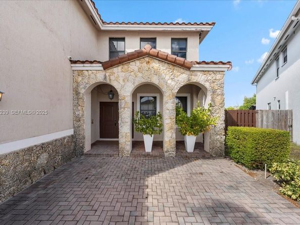 984 NW 104th Ave, Miami FL 33172