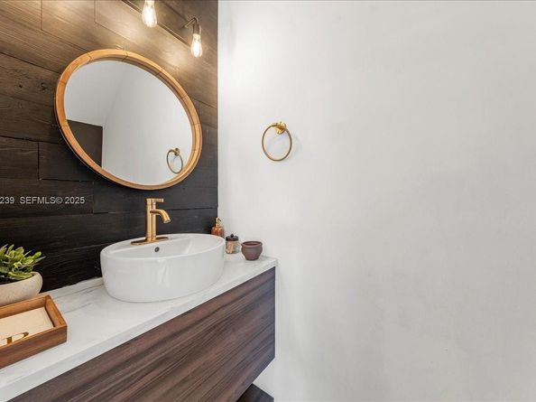 984 NW 104th Ave, Miami FL 33172