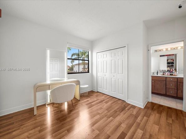 984 NW 104th Ave, Miami FL 33172