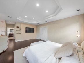 984 NW 104th Ave, Miami FL 33172