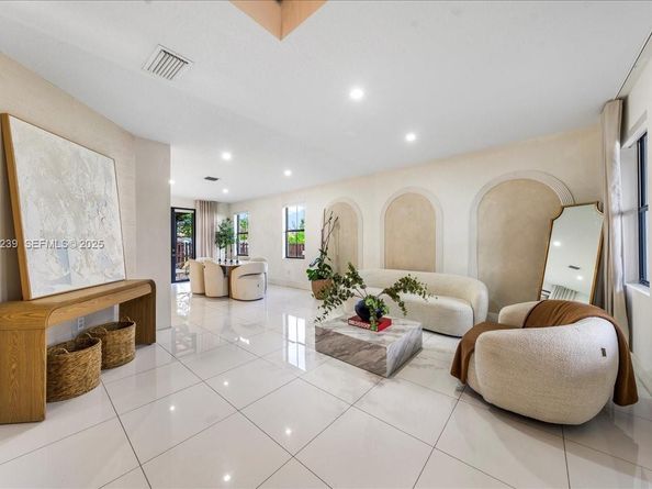 984 NW 104th Ave, Miami FL 33172