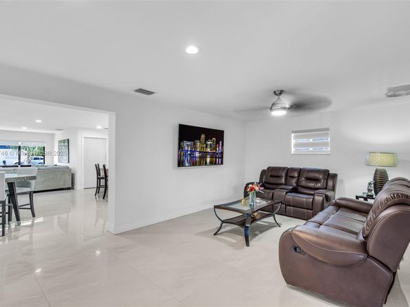 7100 Mcclellan St, Hollywood FL 33024