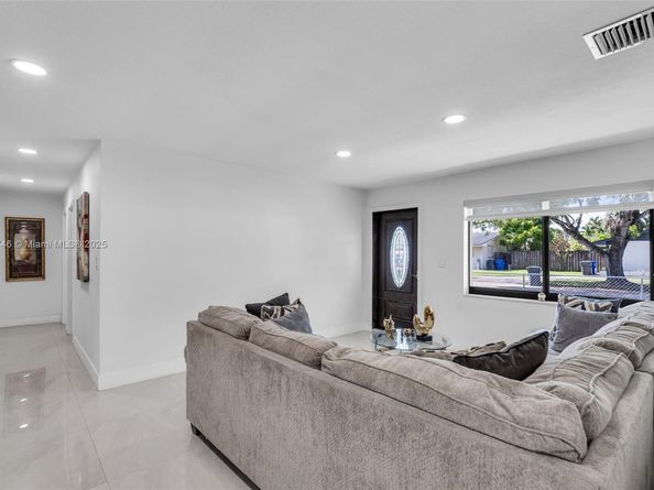 7100 Mcclellan St, Hollywood FL 33024
