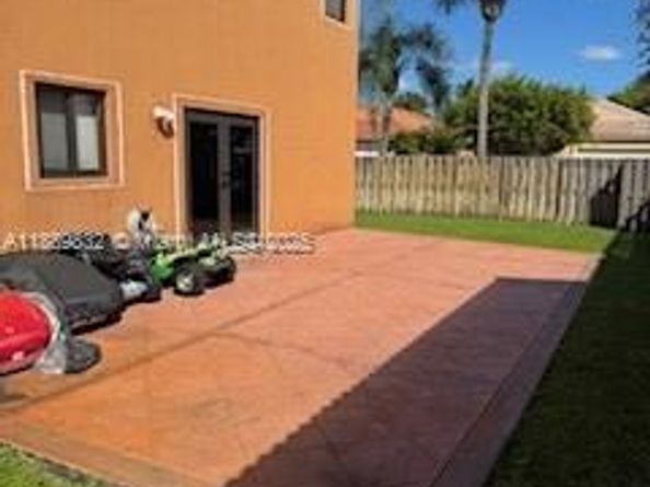 10526 SW 14th Ct, Pembroke Pines FL 33025