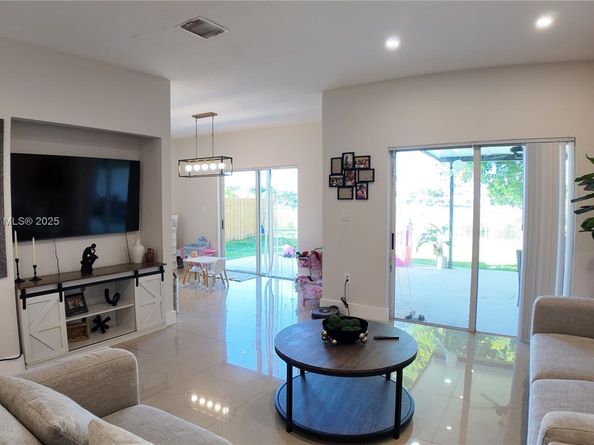 2558 NE 41st Ave, Homestead FL 33033