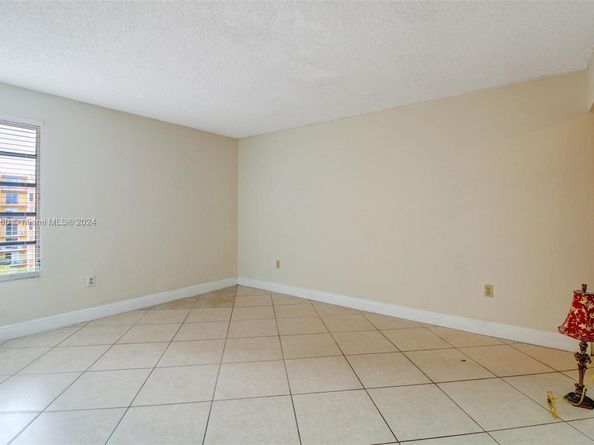 4717 NW 7th St 60410, Miami FL 33126