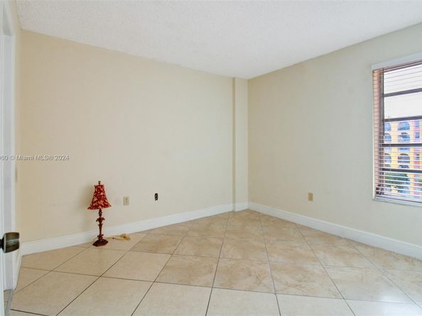 4717 NW 7th St 60410, Miami FL 33126