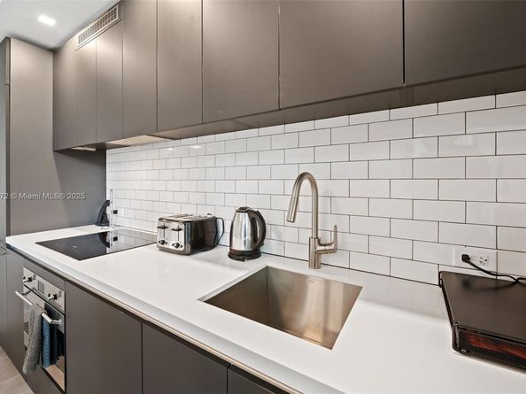 227 NE 2nd St 2512, Miami FL 33132