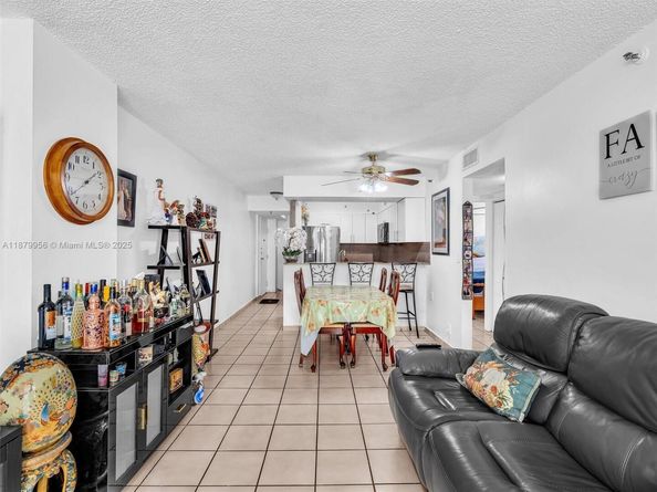 546 SW 1st St 607, Miami FL 33130