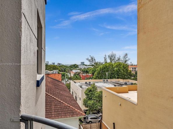 546 SW 1st St 607, Miami FL 33130