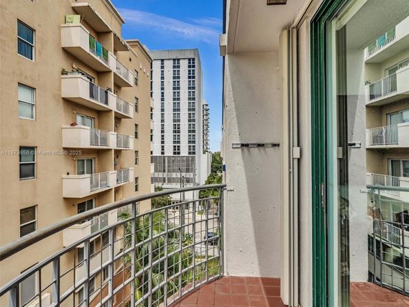 546 SW 1st St 607, Miami FL 33130
