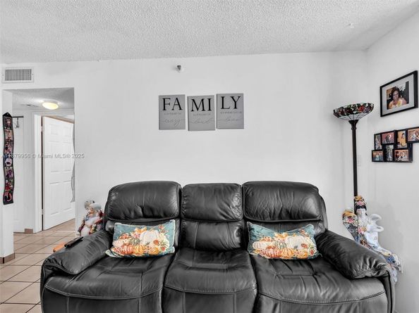 546 SW 1st St 607, Miami FL 33130