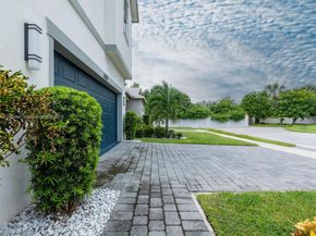 1837 Lake Cove Dr, Lake Worth FL 33460