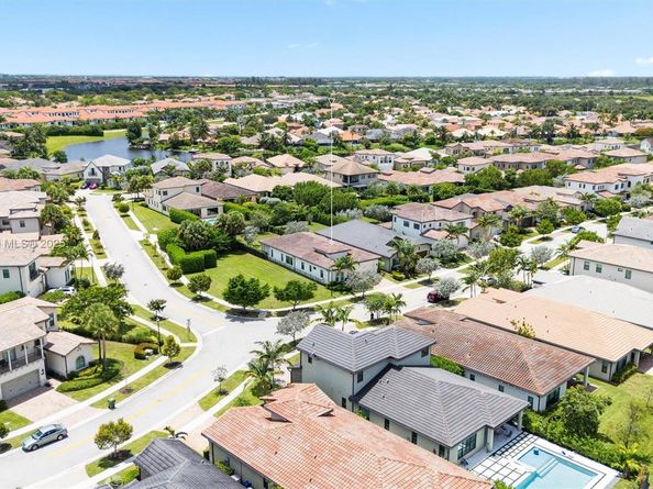 1126 SW 113th Way, Pembroke Pines FL 33025
