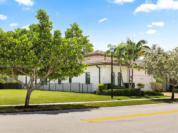 1126 SW 113th Way, Pembroke Pines FL 33025