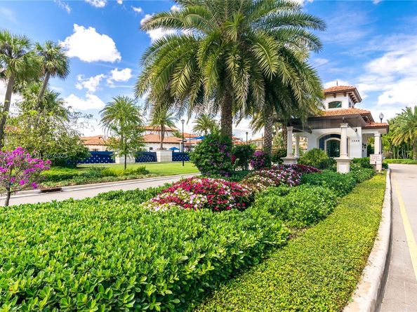 1126 SW 113th Way, Pembroke Pines FL 33025