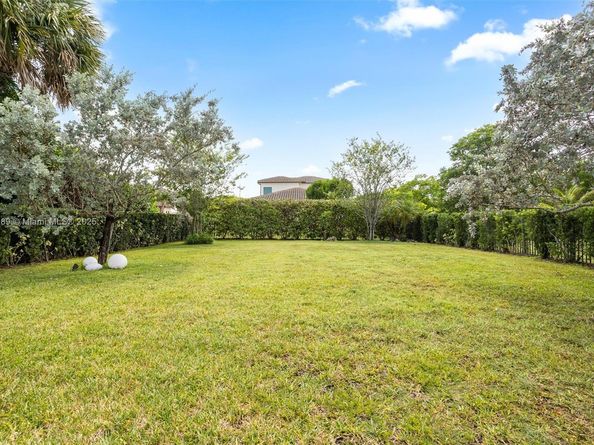 1126 SW 113th Way, Pembroke Pines FL 33025