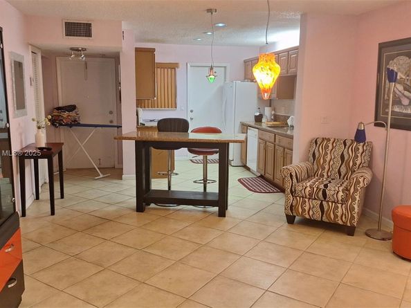 215 SE 3rd Ave 202D, Hallandale Beach FL 33009