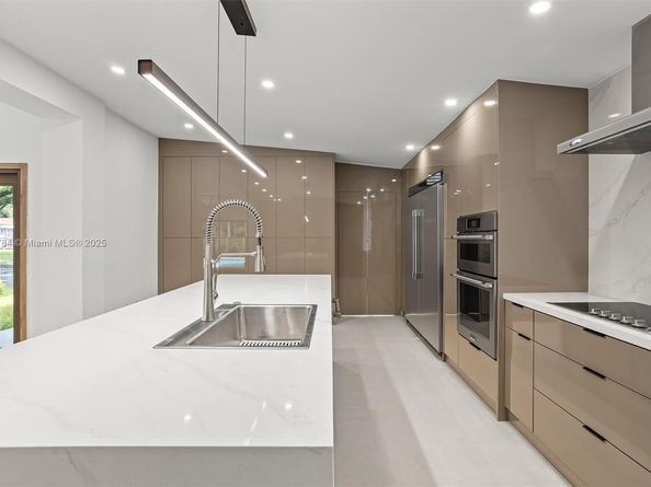 2180 NE 190th Ter, Miami FL 33179