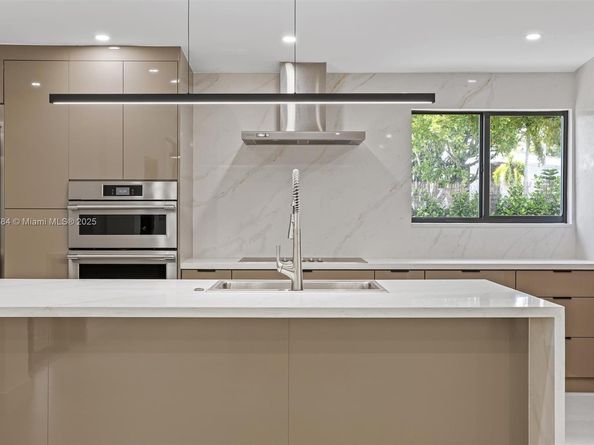 2180 NE 190th Ter, Miami FL 33179