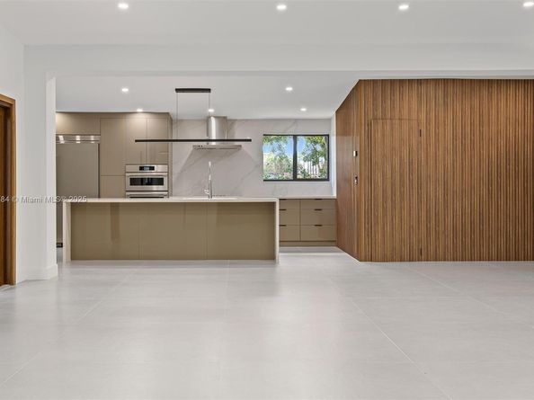 2180 NE 190th Ter, Miami FL 33179