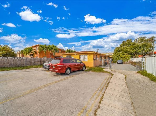 1859 NW 35th St, Miami FL 33142