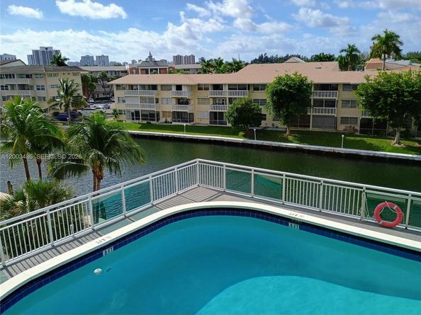 437 Golden Isles Dr 4J, Hallandale Beach FL 33009