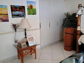 437 Golden Isles Dr 4J, Hallandale Beach FL 33009