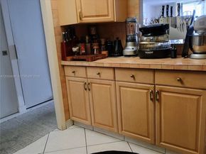 437 Golden Isles Dr 4J, Hallandale Beach FL 33009