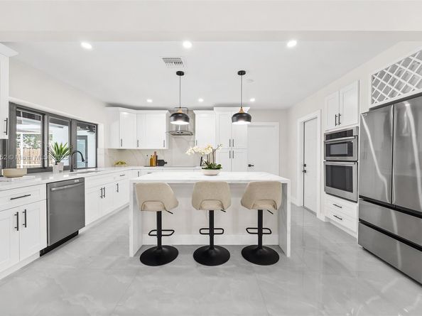 220 SW 75th Ter, Plantation FL 33317