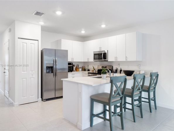 5025 SW 37th St, Pembroke Park FL 33023