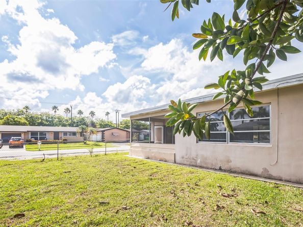 8361 NW 28th Pl, Sunrise FL 33322