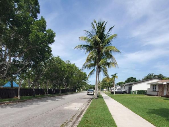 142 NW 21 St, Homestead FL 33030