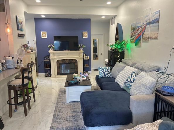 8320 SW 12th St, Pembroke Pines FL 33025