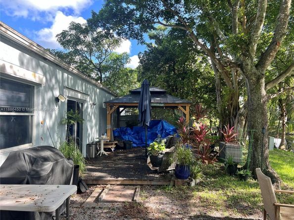 8320 SW 12th St, Pembroke Pines FL 33025