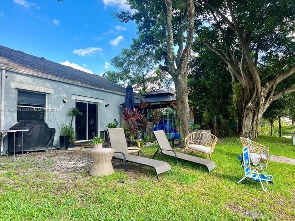 8320 SW 12th St, Pembroke Pines FL 33025