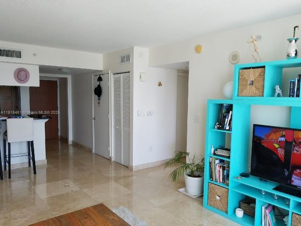 31 SE 5th St 2205, Miami FL 33131