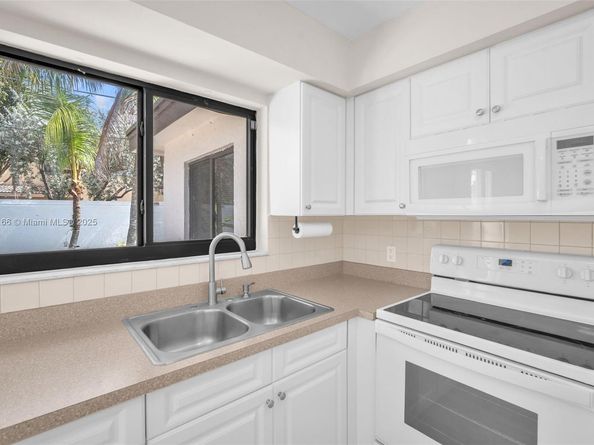 11310 NW 35th St, Sunrise FL 33323