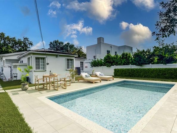 535 W 51st St, Miami Beach FL 33140