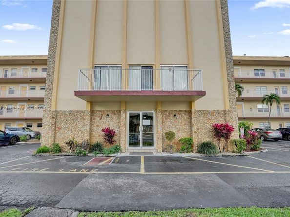 3940 NW 42nd Ave 320, Lauderdale Lakes FL 33319