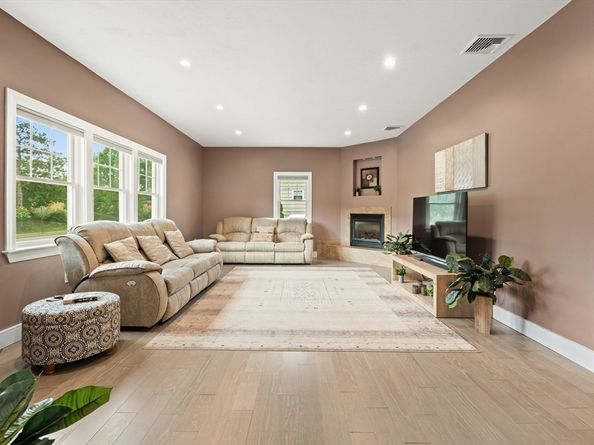 86 Lynn Fells Pkwy, Saugus MA 01906