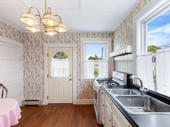 6 Beauport Ave, Gloucester MA 01930