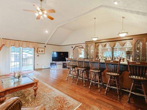 68 Catamount Rd, Tewksbury MA 01876