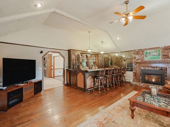 68 Catamount Rd, Tewksbury MA 01876