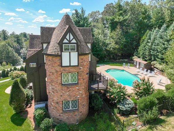 68 Catamount Rd, Tewksbury MA 01876