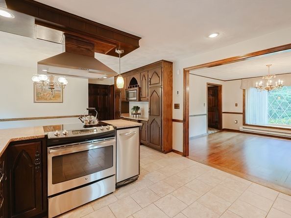 68 Catamount Rd, Tewksbury MA 01876