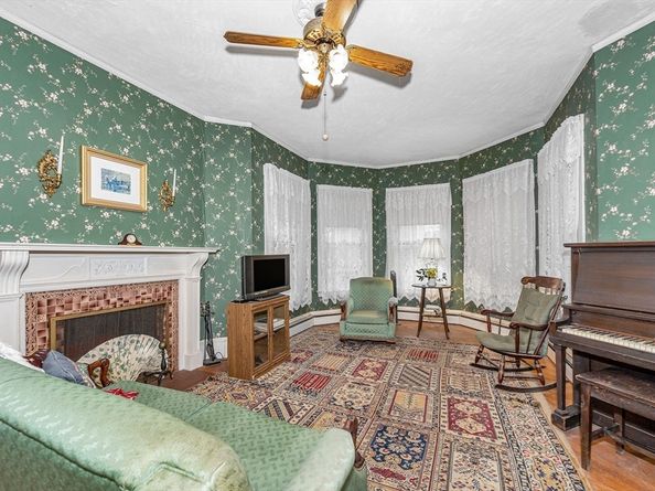 82 Lincoln Ave, Saugus MA 01906