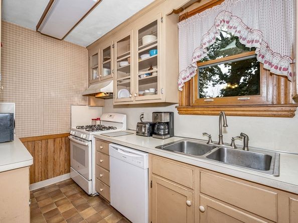 82 Lincoln Ave, Saugus MA 01906